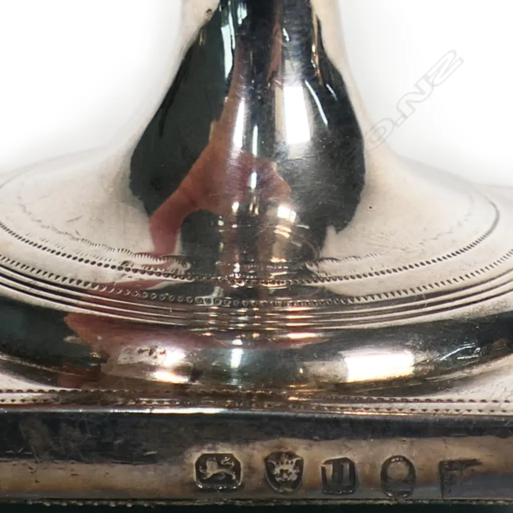 A George III silver cream jug, Image 1++