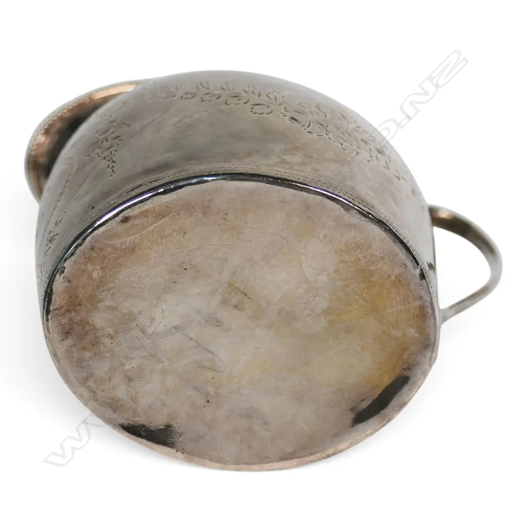 A George III silver cream jug, Image 1++