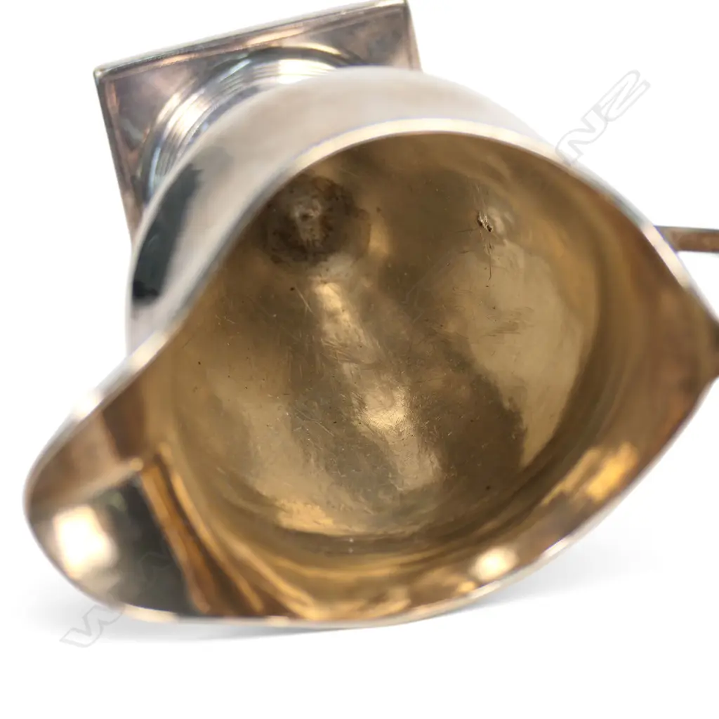 A late George III silver cream jug, Image 1++