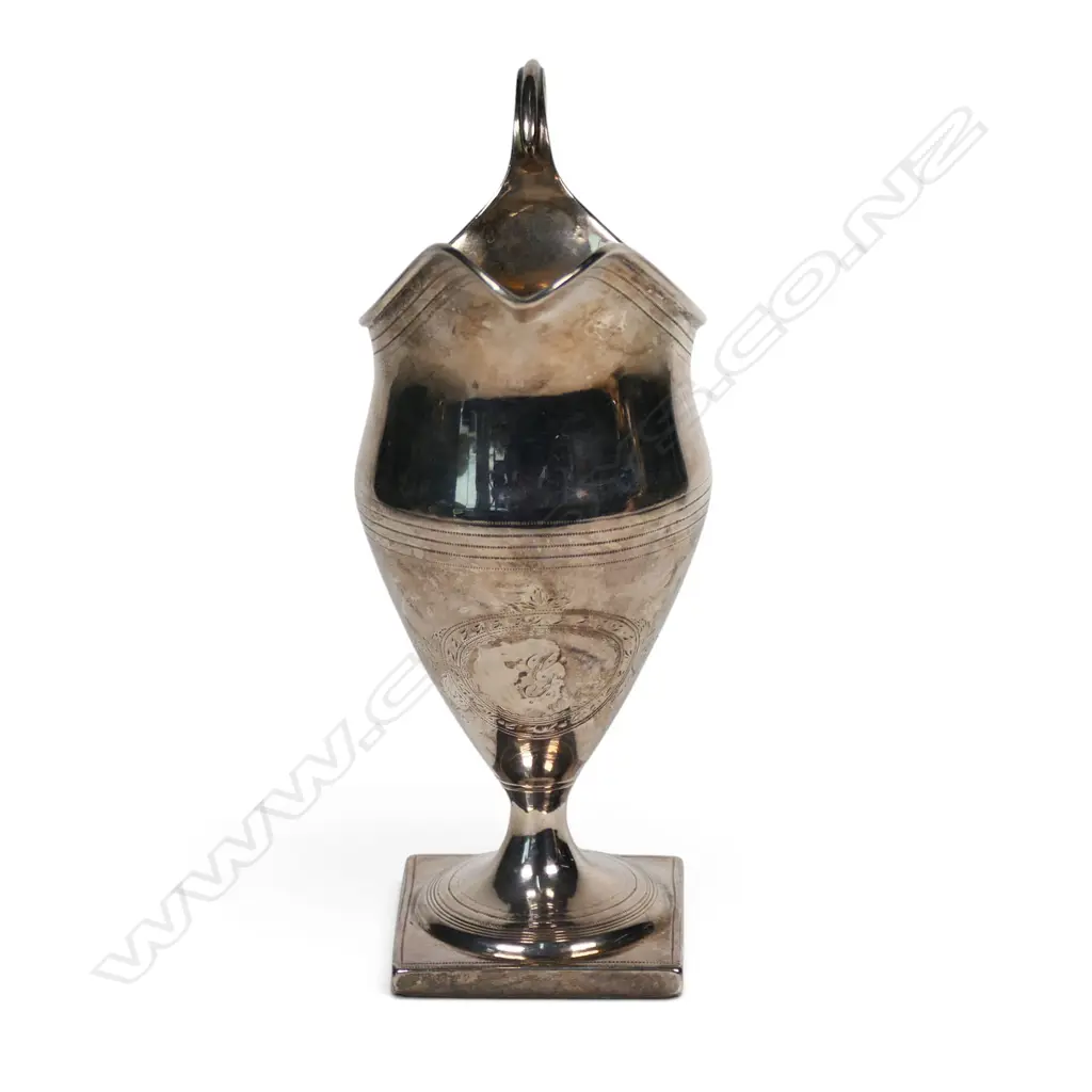 A late George III silver cream jug, Image 1++