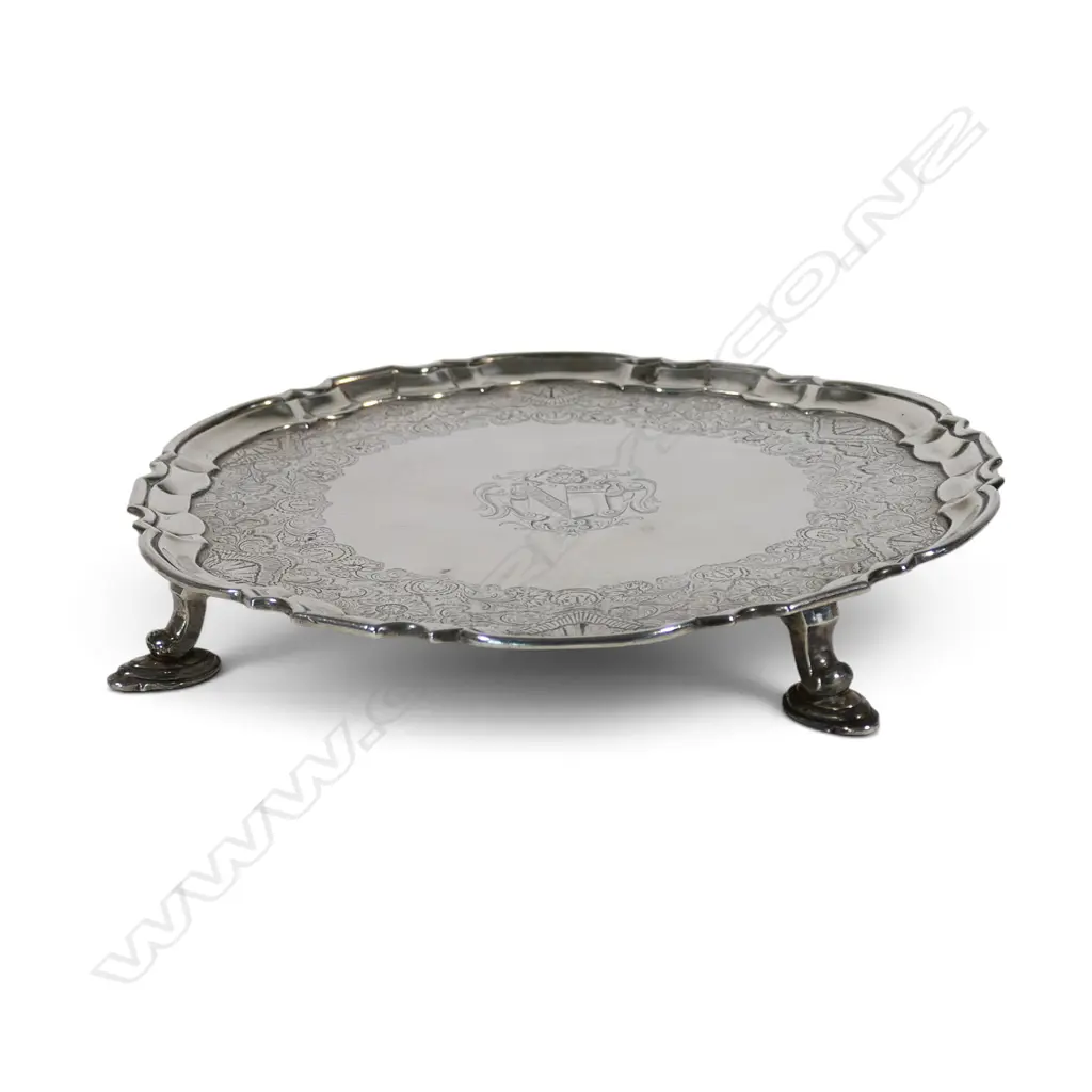 A George II silver piecrust rim salver, Image 1++