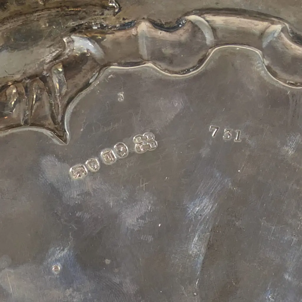 A Victorian silver piecrust salver, Image 1++