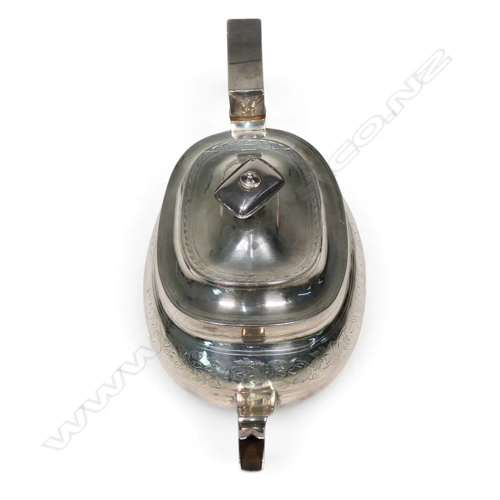 A George III silver teapot, Image 1++