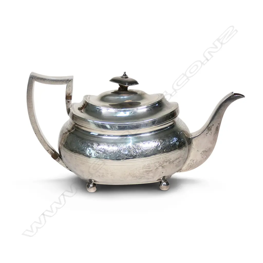 A George III silver teapot, Image 1++