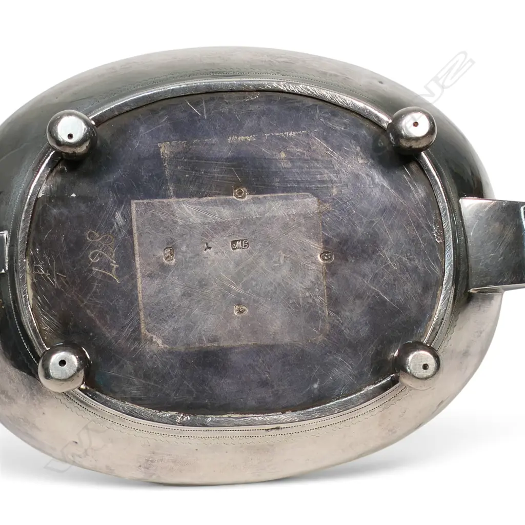 A George III silver teapot, Image 1++