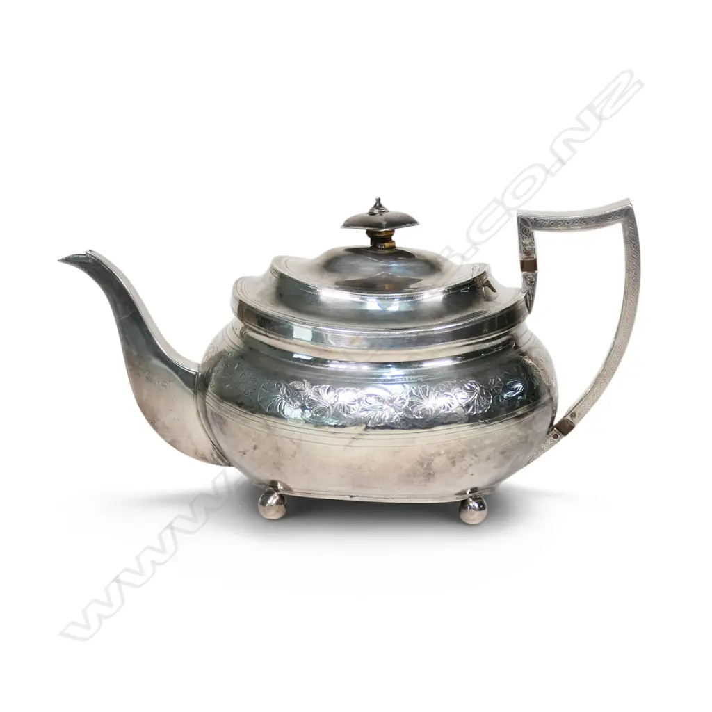 A George III silver teapot, Image 1++