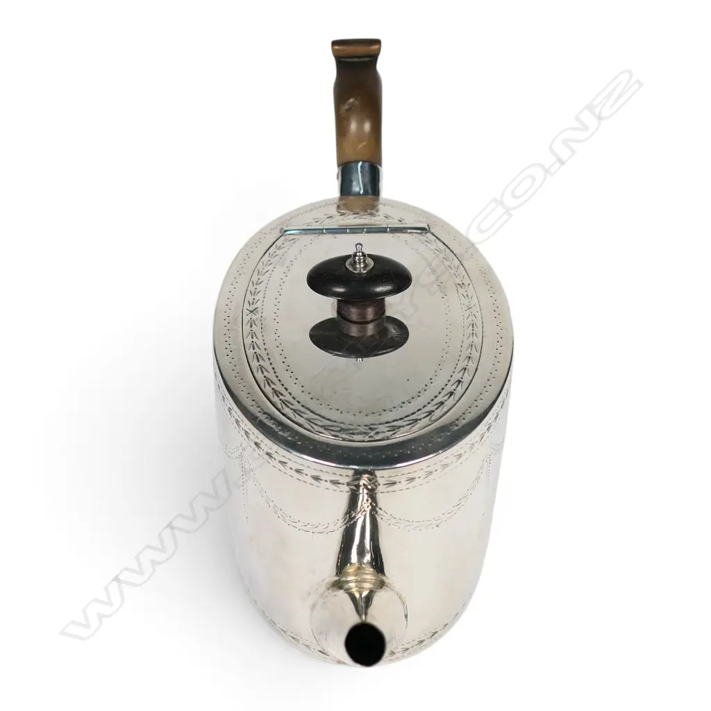 A George III silver teapot, Image 1++