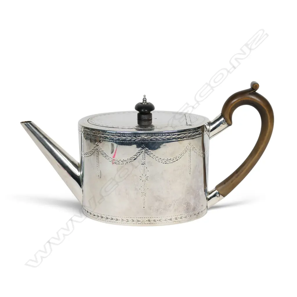 A George III silver teapot, Image 1++