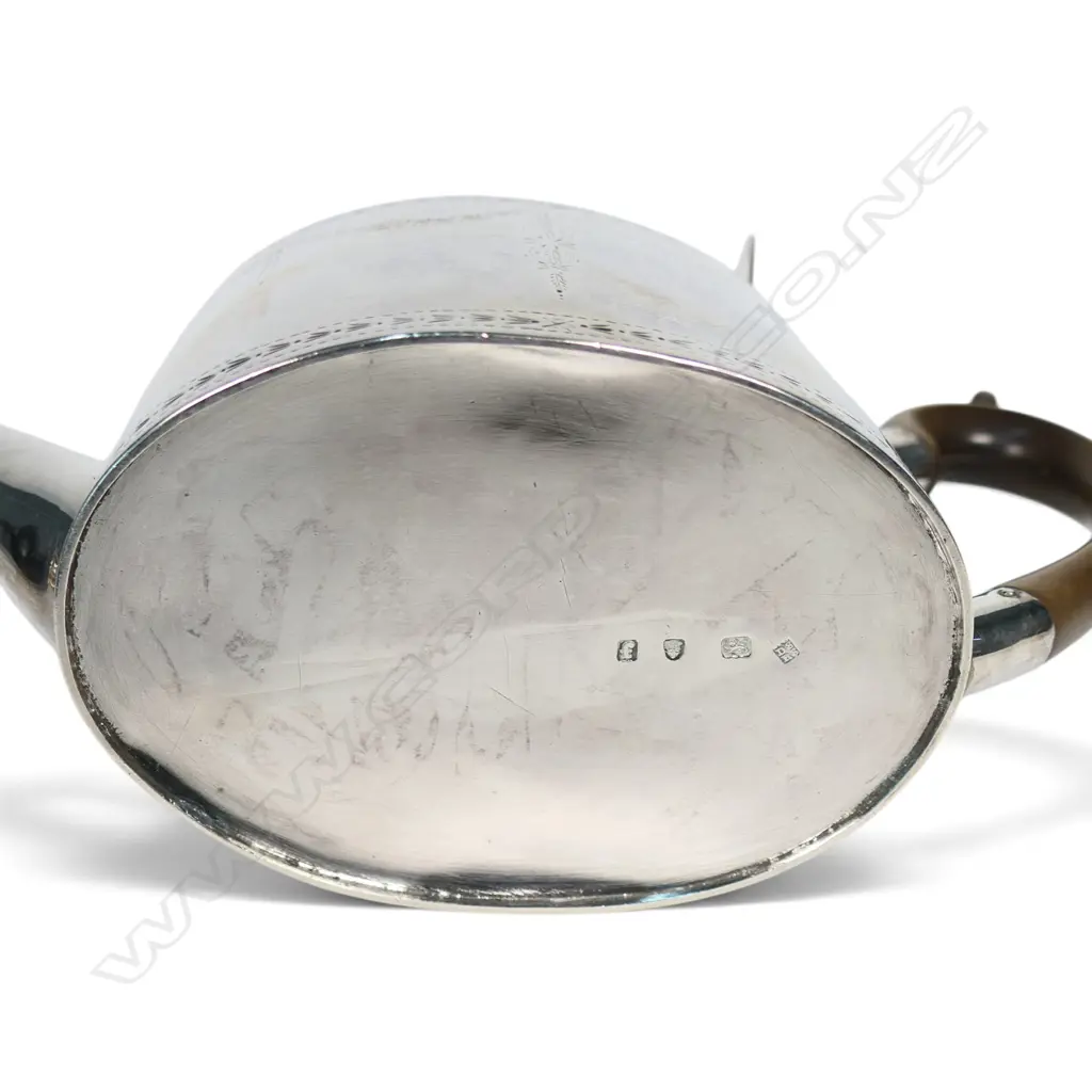 A George III silver teapot, Image 1++