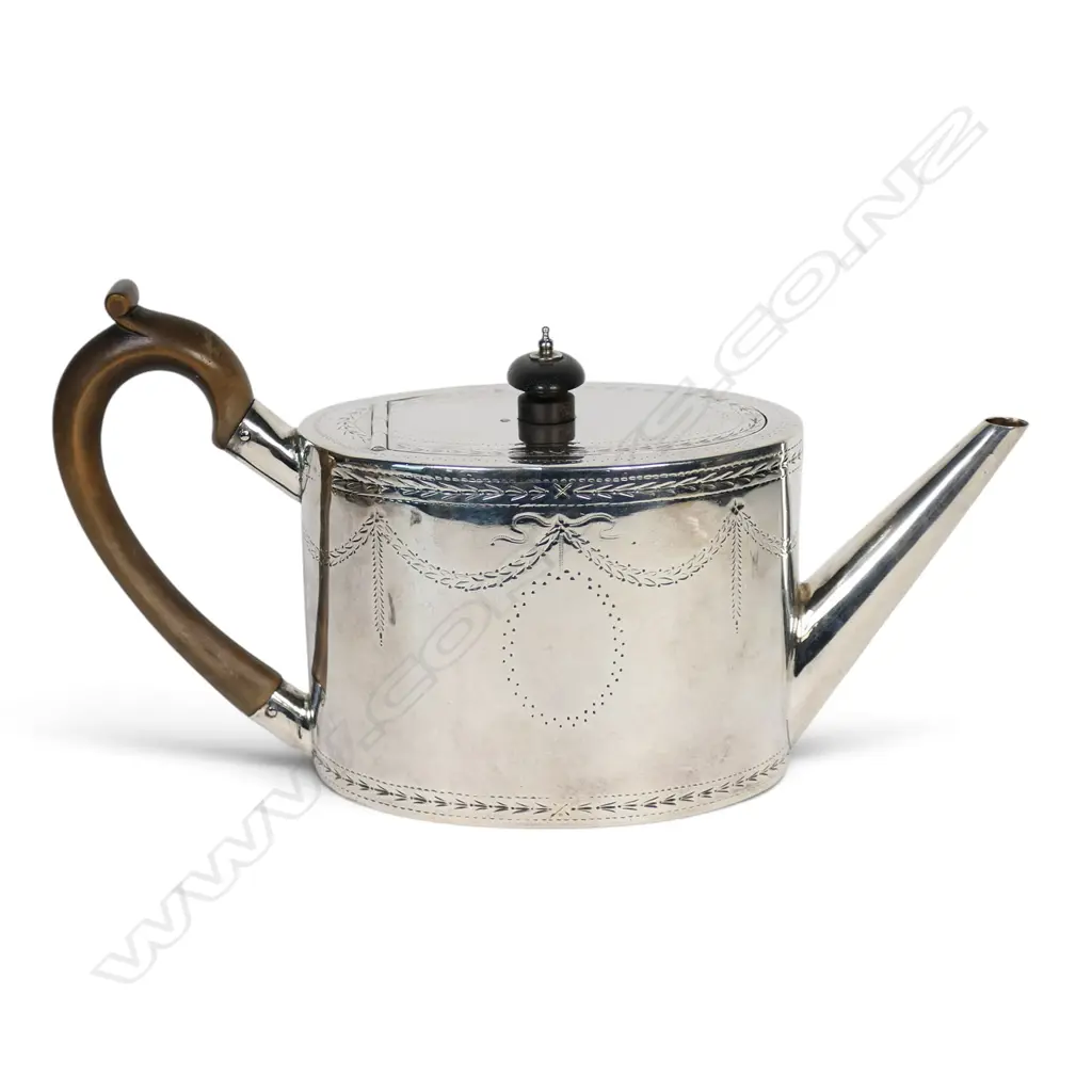 A George III silver teapot, Image 1++