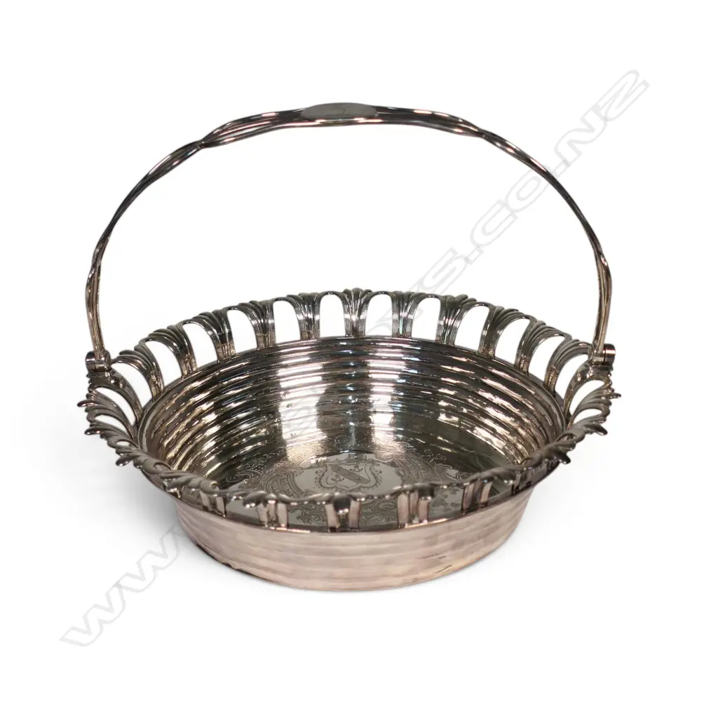 A George III silver circular cake basket, Image 1++