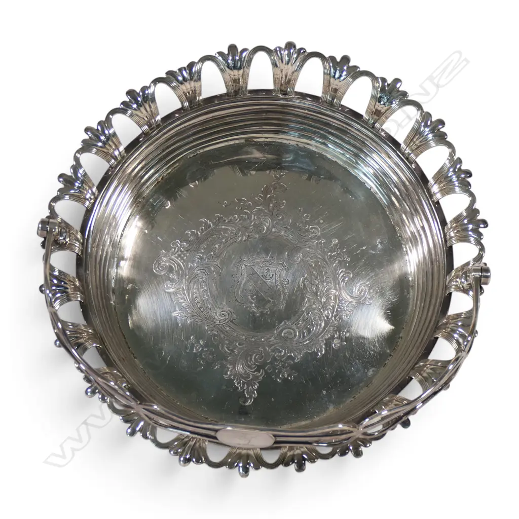 A George III silver circular cake basket, Image 1++