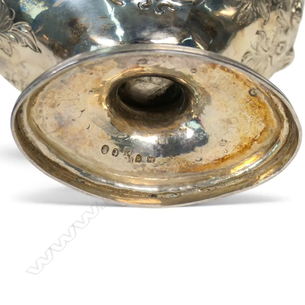 A George III silver sugar basket, Image 1++