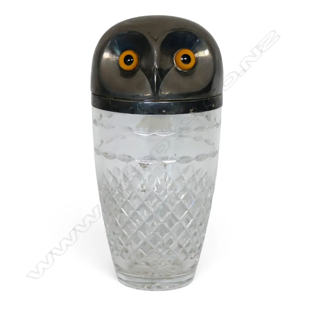 A mid-20thC silver plate and crystal cocktail shaker, Image 1++
