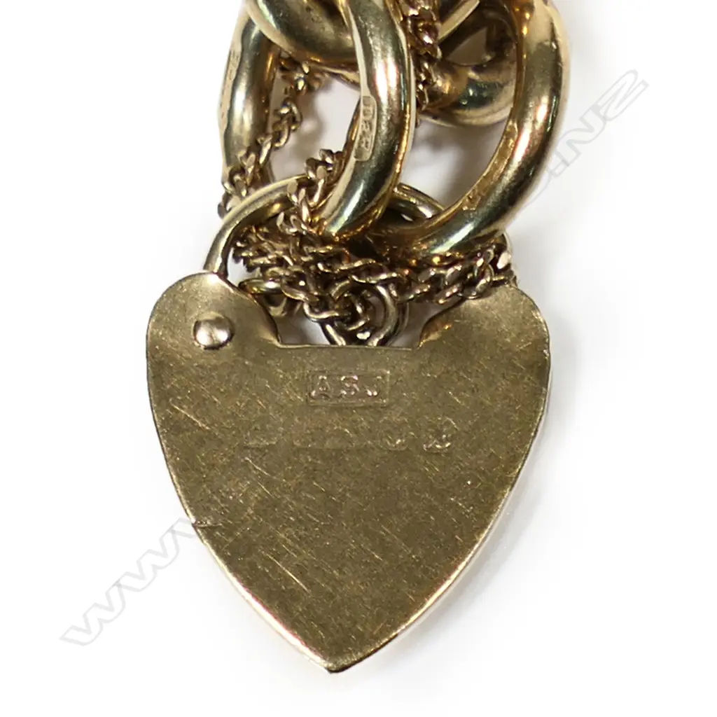 A 9ct gold curb link bracelet, Image 1++