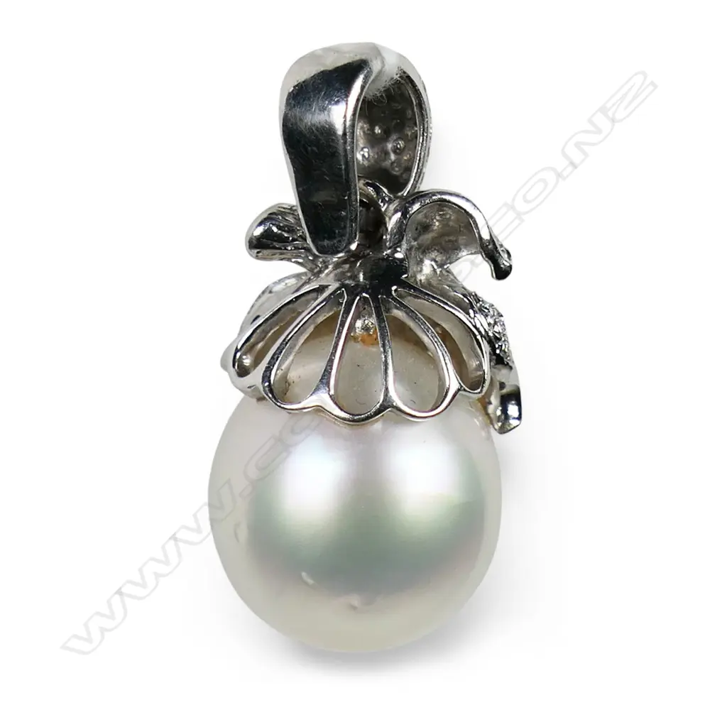 An 18ct white gold diamond and pearl pendant, Image 1++