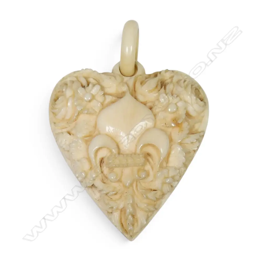 A 19thC French ivory heart pendant, Image 1++
