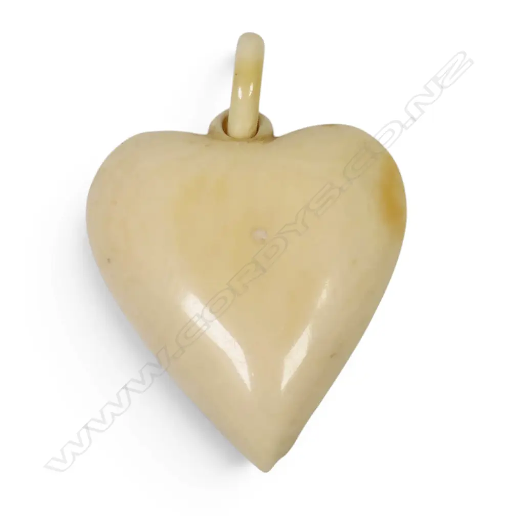A 19thC French ivory heart pendant, Image 1++