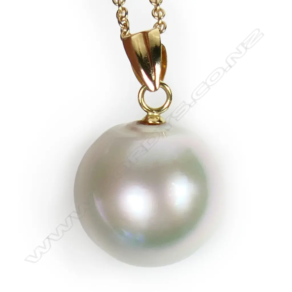 An 18ct gold and South Sea pearl pendant, Image 1++