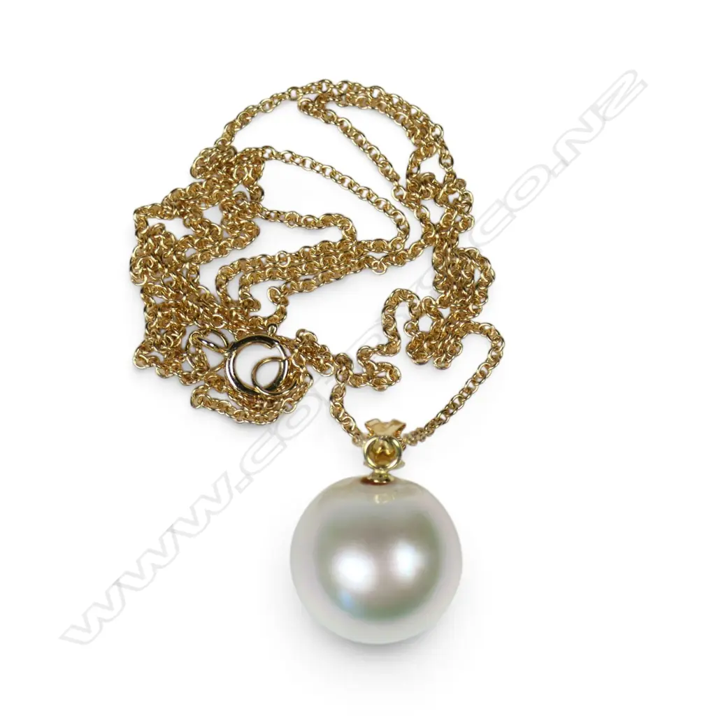 An 18ct gold and South Sea pearl pendant, Image 1++