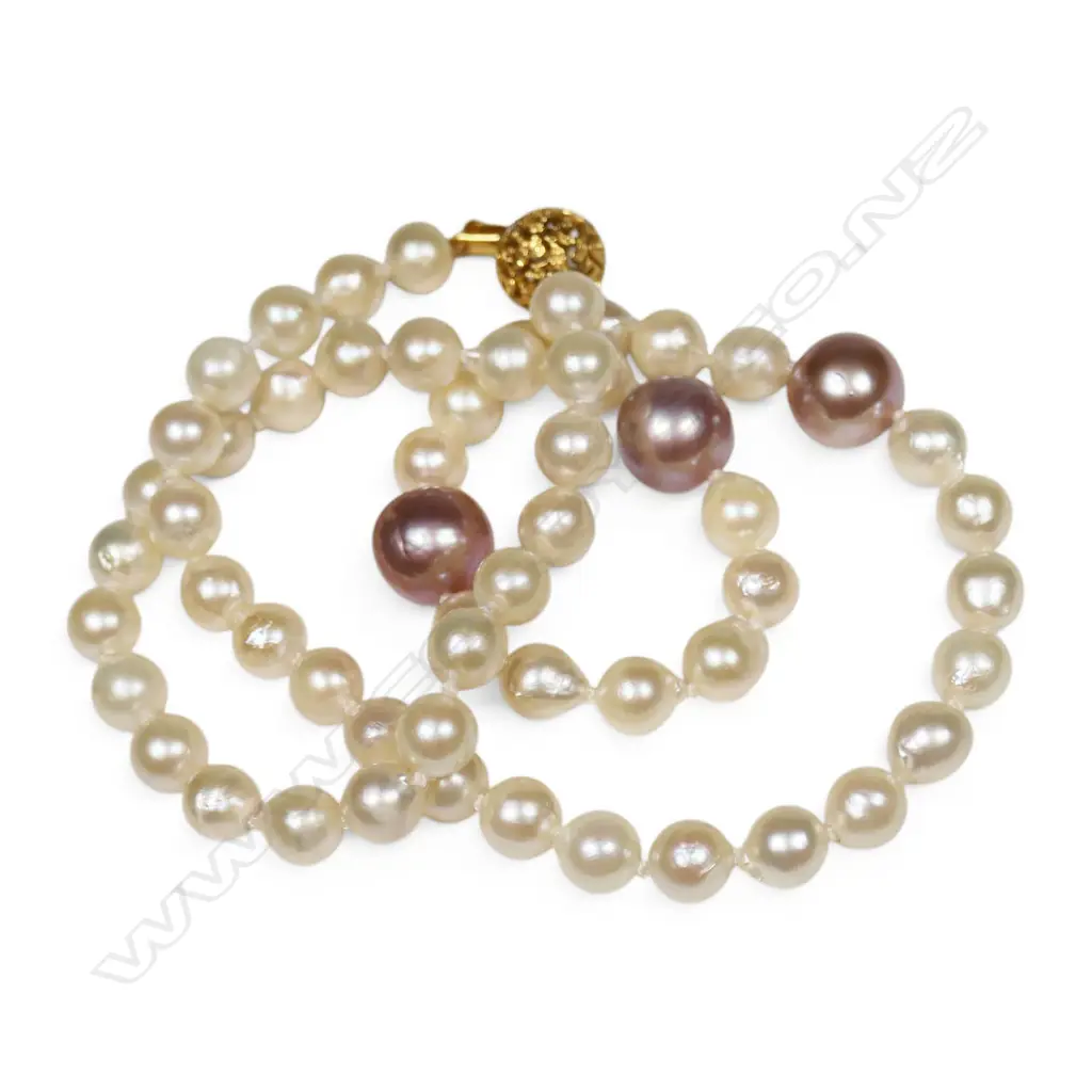A white and pink cultured freshwater pearl necklace, Image 1++