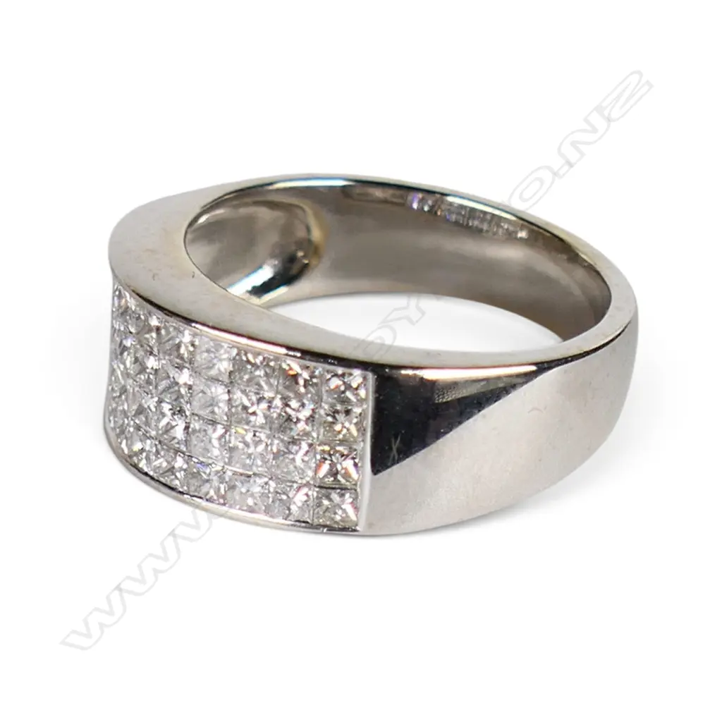 An 18ct white gold and diamond dress ring, Image 1++