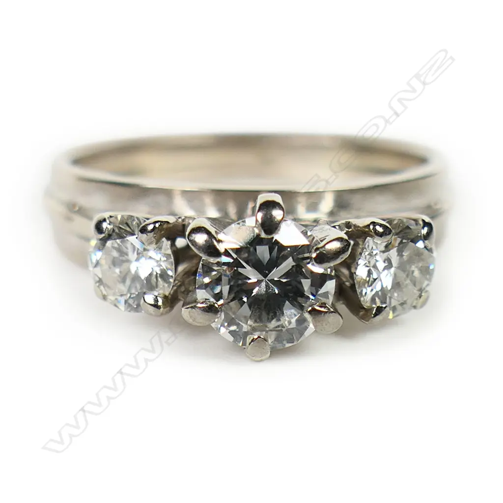 An 18ct white gold and three stone diamond ring, Image 1++