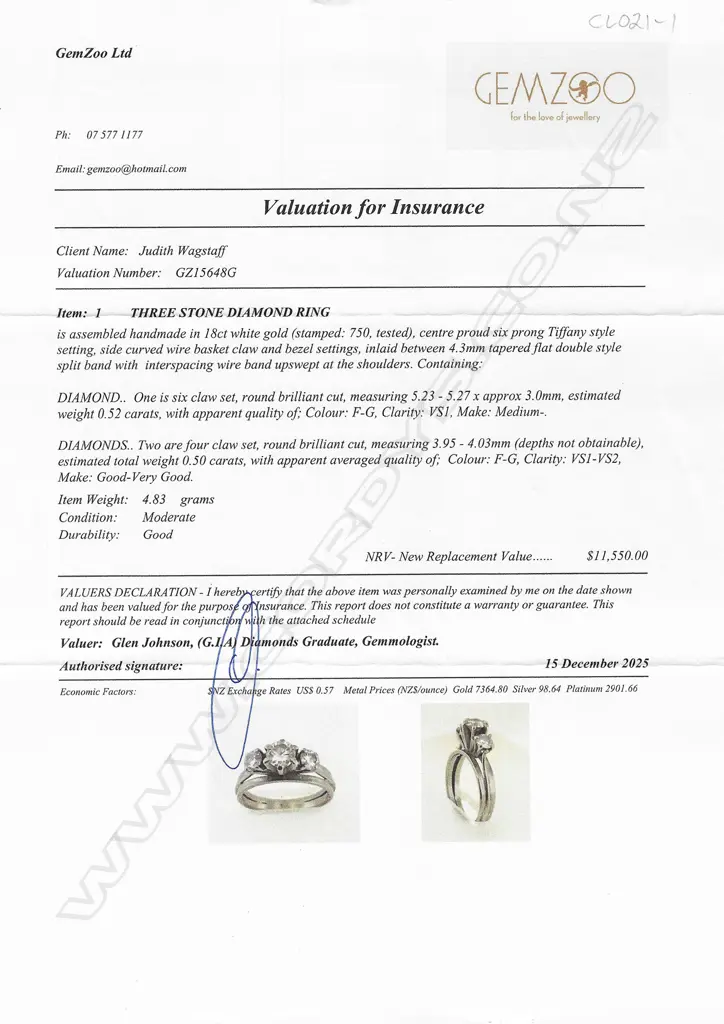 An 18ct white gold and three stone diamond ring, Image 1++