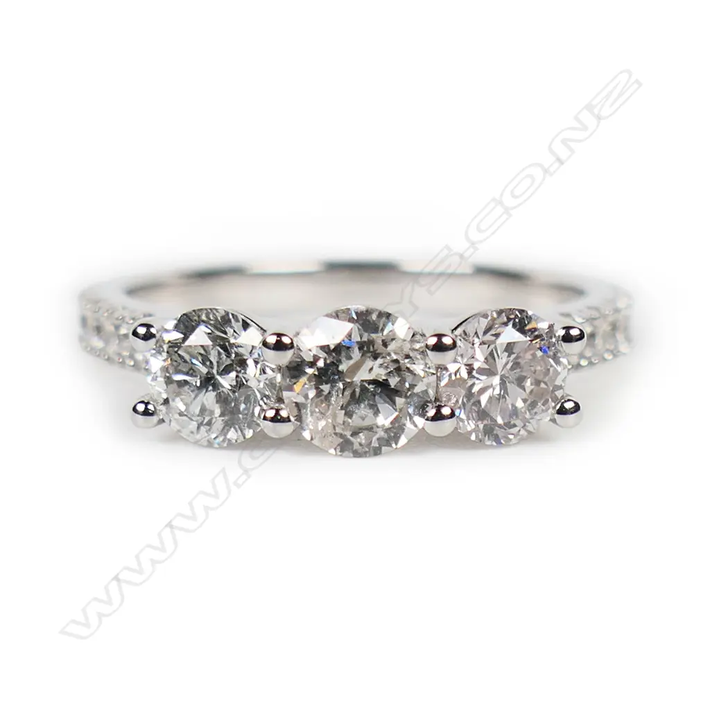 A 14ct white gold and diamond trilogy ring, Image 1++