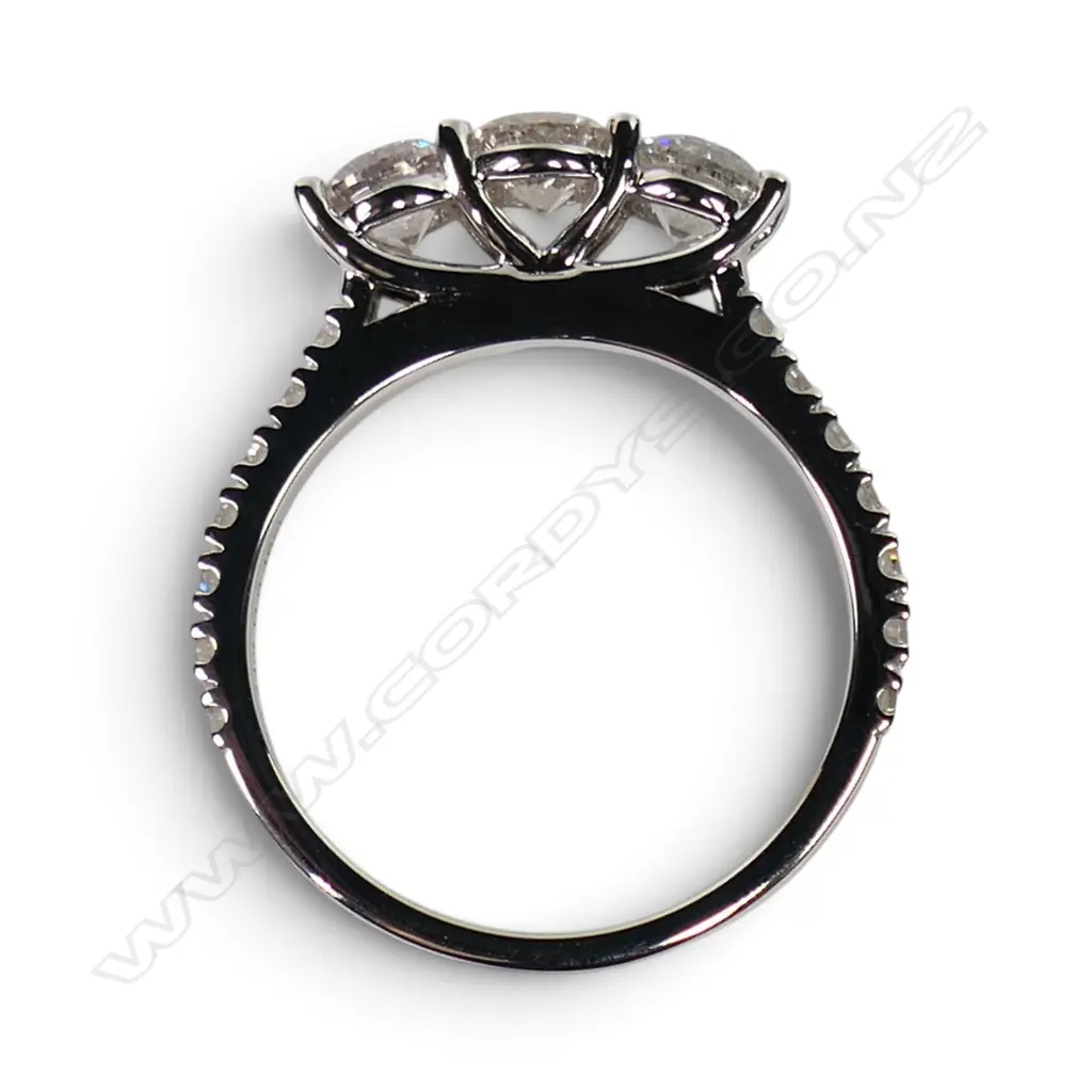 A 14ct white gold and diamond trilogy ring, Image 1++