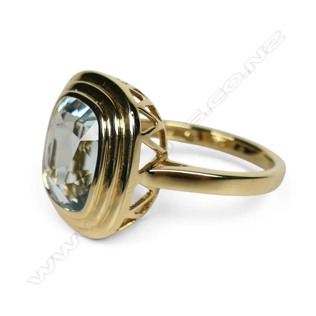 An 18ct gold and aquamarine ring, Image 1++