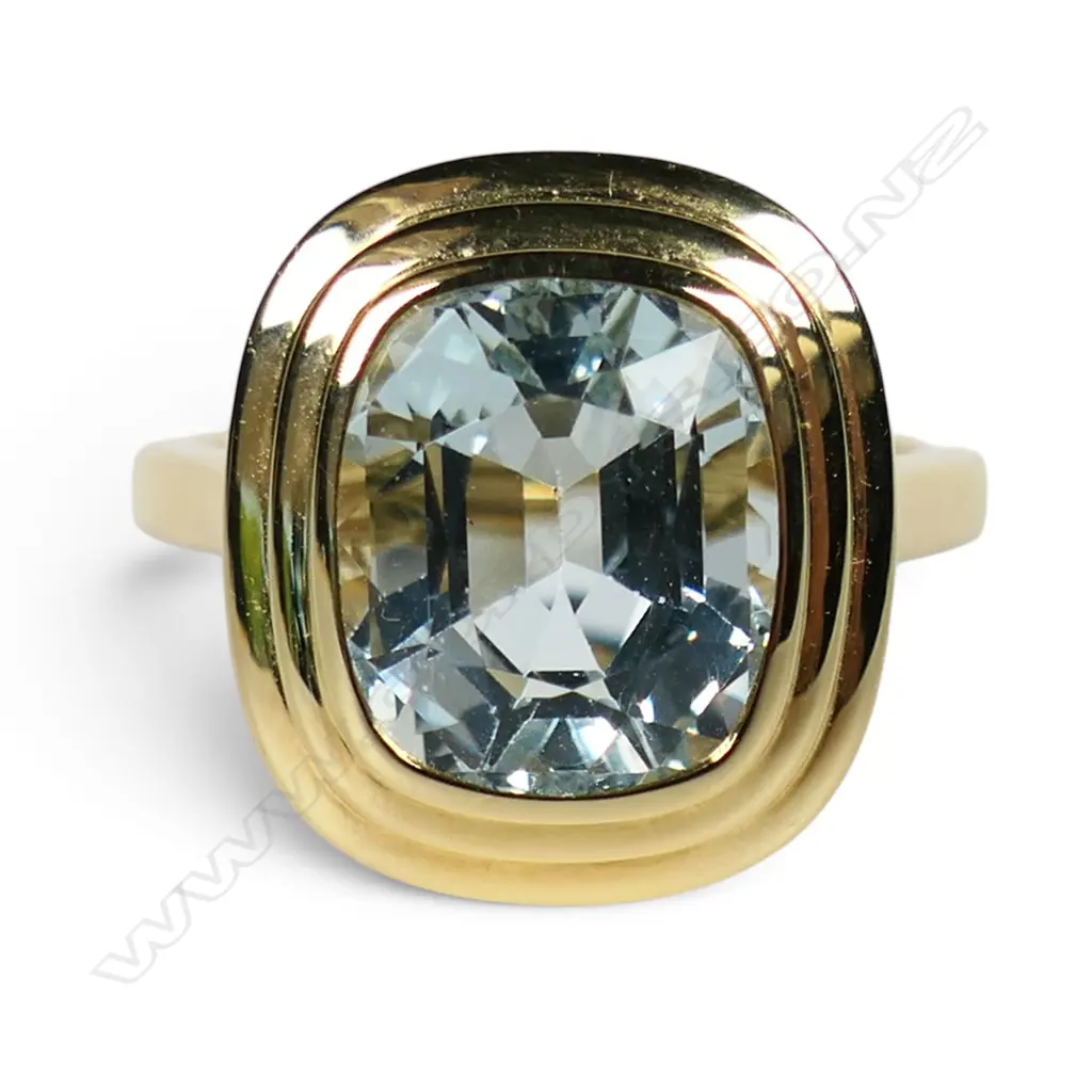 An 18ct gold and aquamarine ring, Image 1++