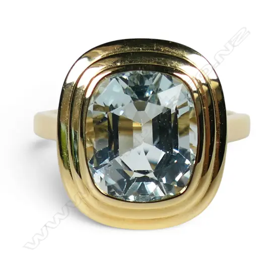 An 18ct gold and aquamarine ring,