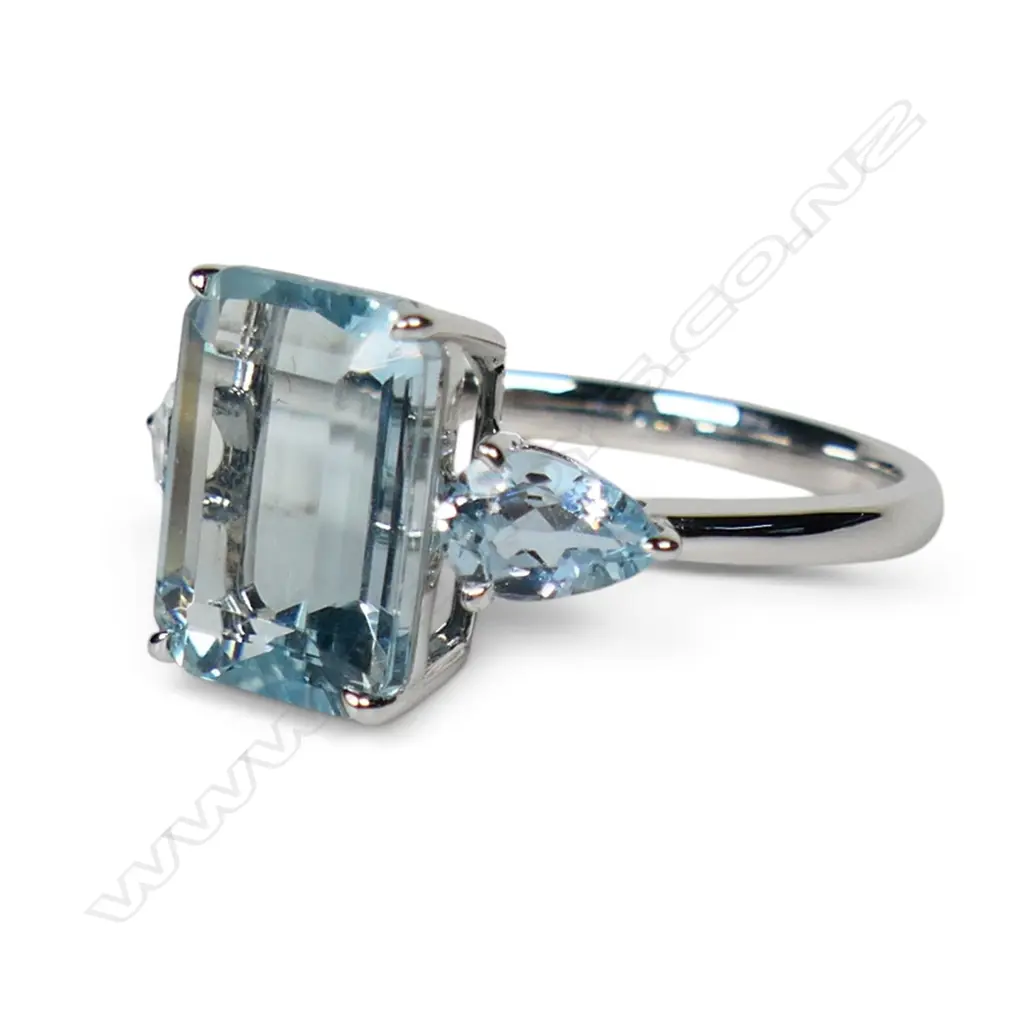 An 18ct white gold and aquamarine ring, Image 1++