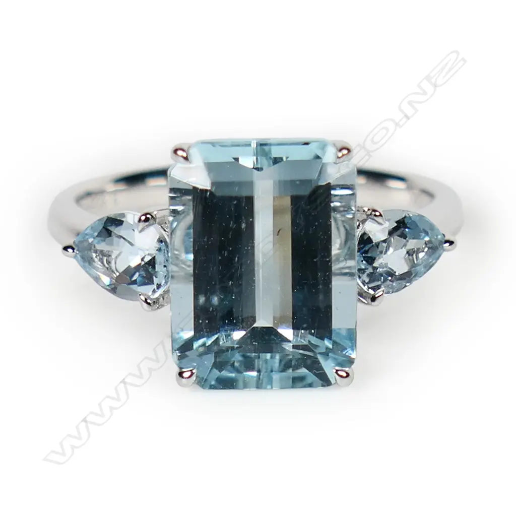 An 18ct white gold and aquamarine ring, Image 1++