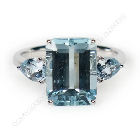 An 18ct white gold and aquamarine ring,