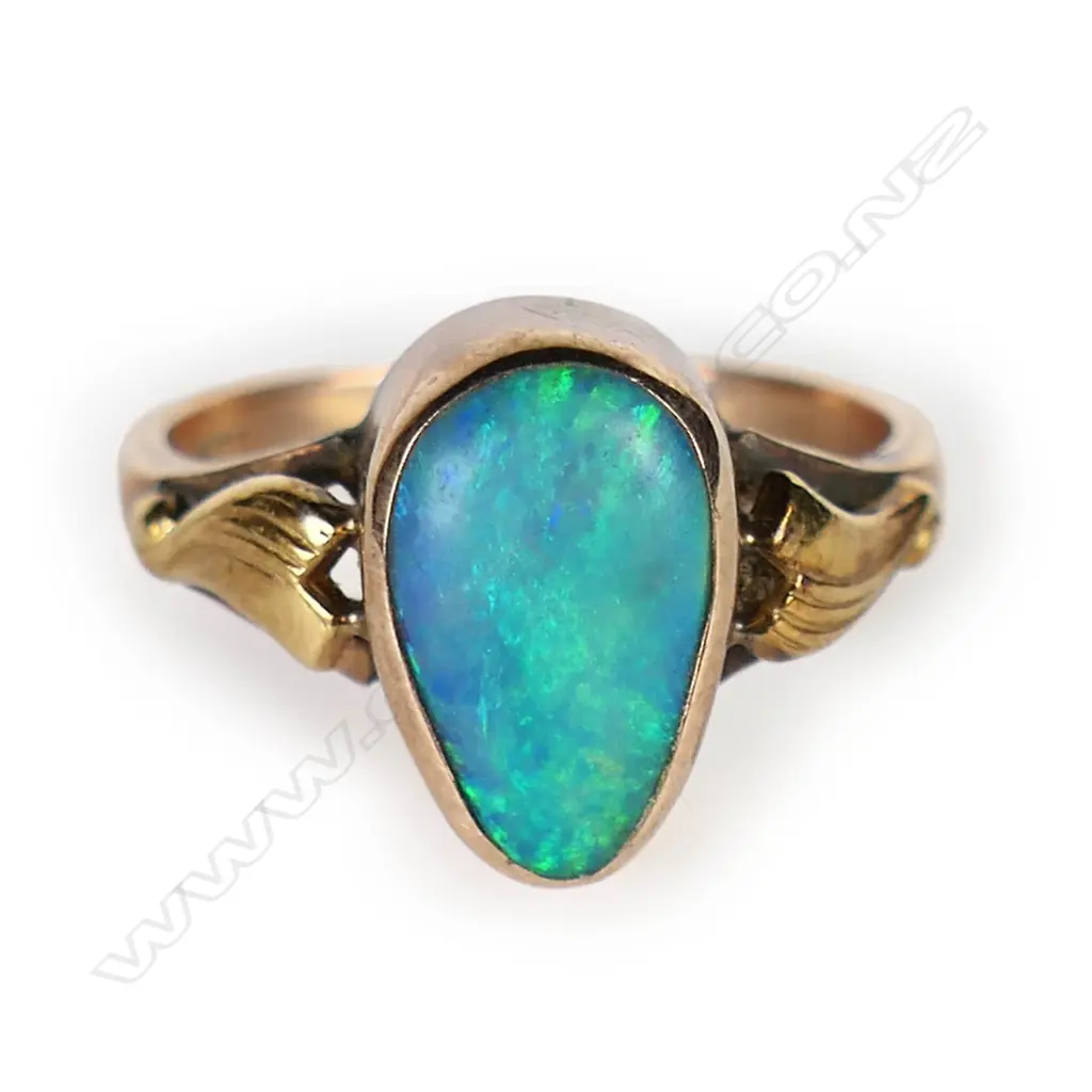 Early 20thC 9ct rose gold and opal ring, Image 1++