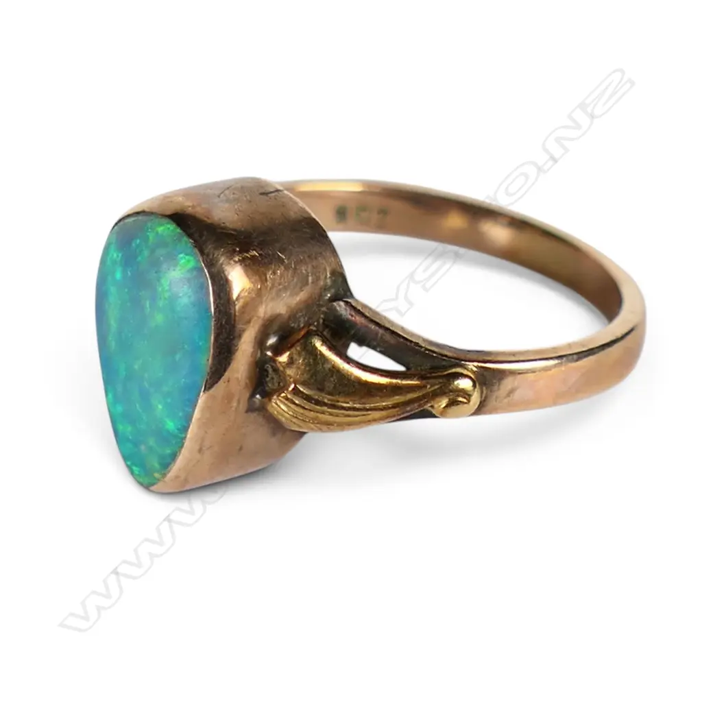 Early 20thC 9ct rose gold and opal ring, Image 1++