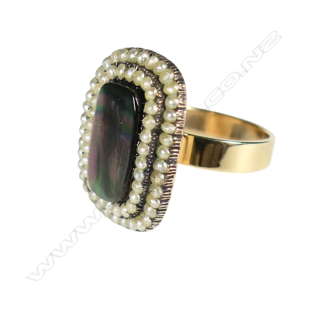 A 9ct yellow gold black mother of pearl and seed pearl ring, Image 1++