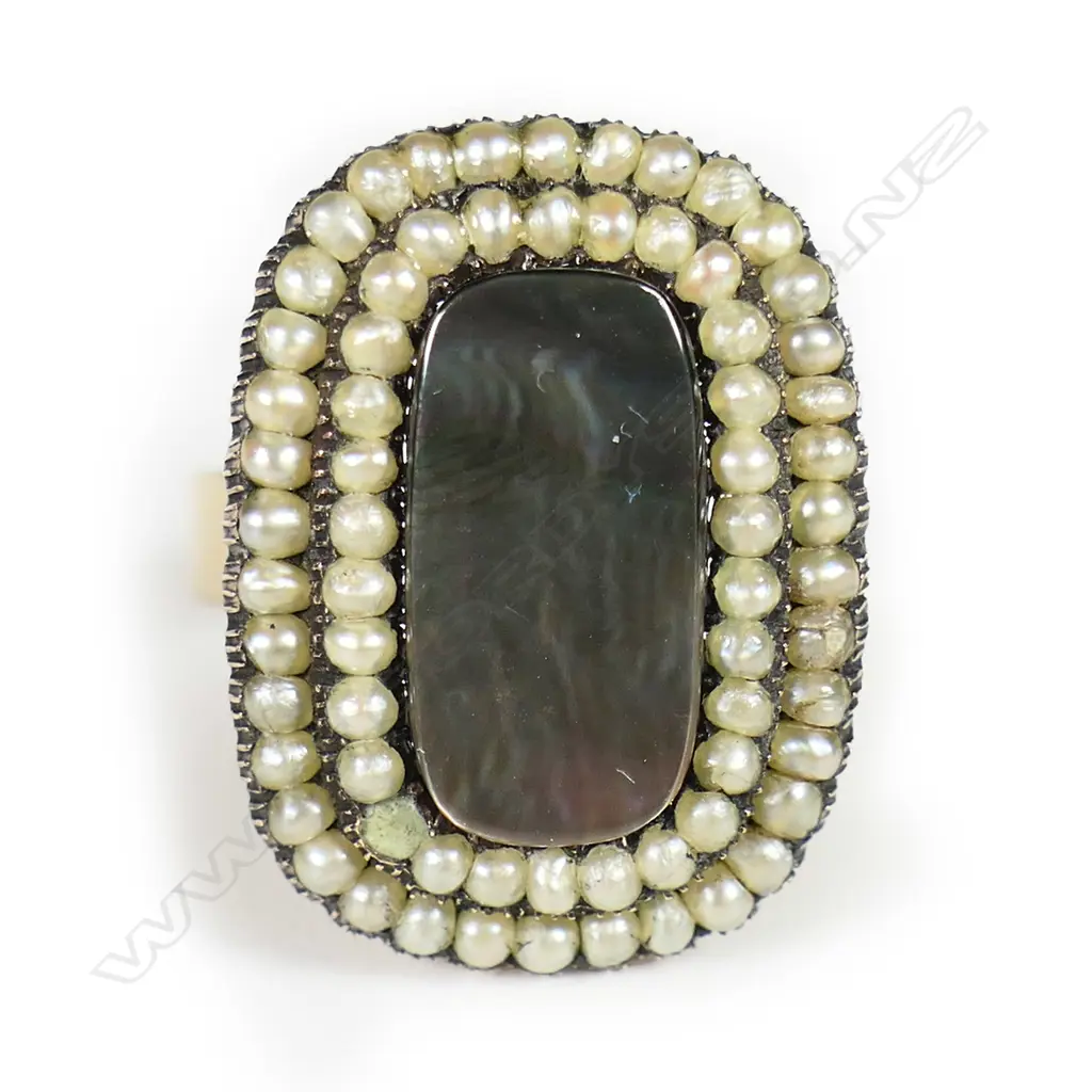A 9ct yellow gold black mother of pearl and seed pearl ring, Image 1++