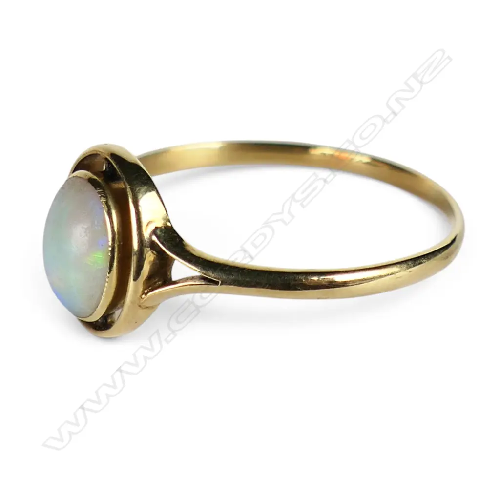Early 20thC 9ct rose gold and opal ring, Image 1++