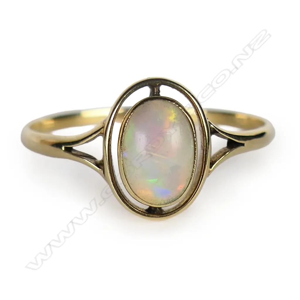 Early 20thC 9ct rose gold and opal ring, Image 1++