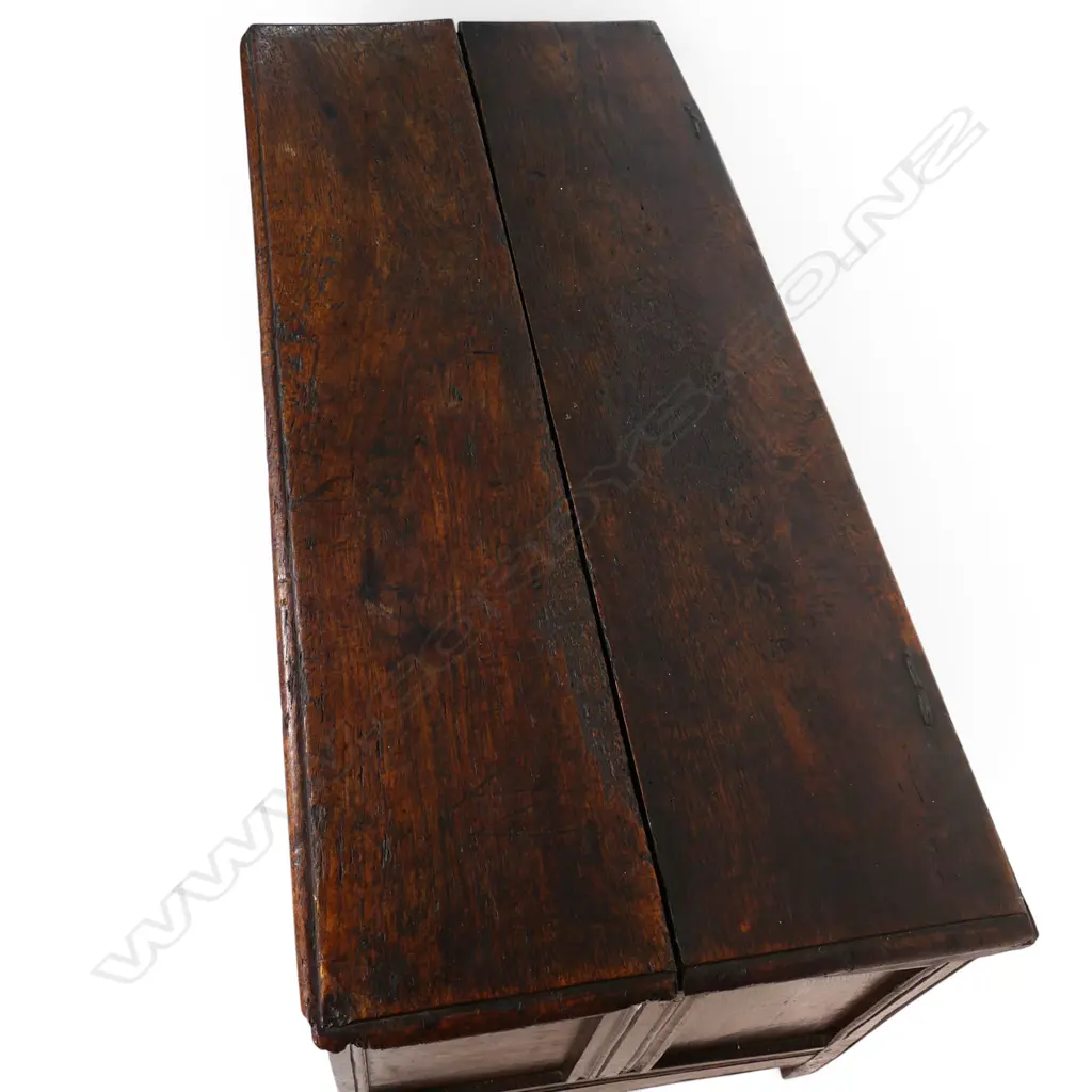 An 18thC oak coffer, Image 1++