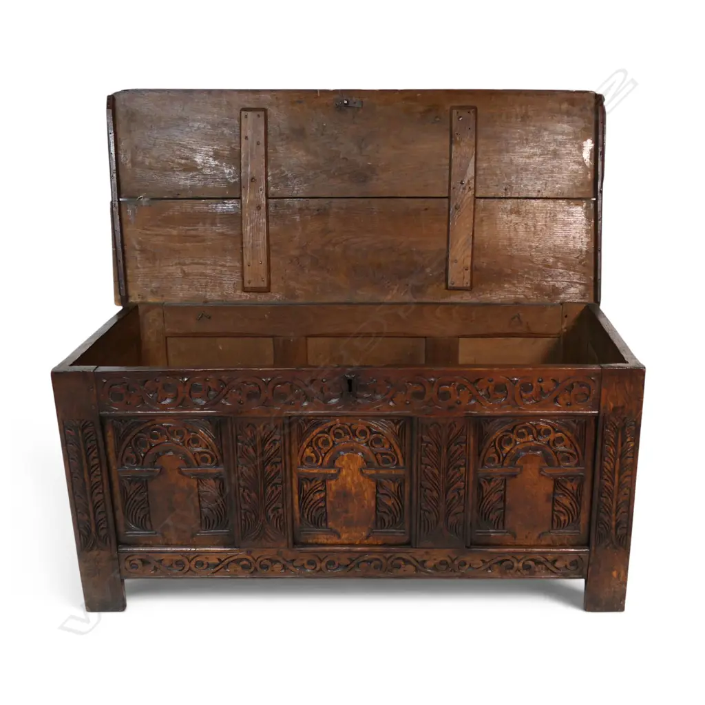 An 18thC oak coffer, Image 1++