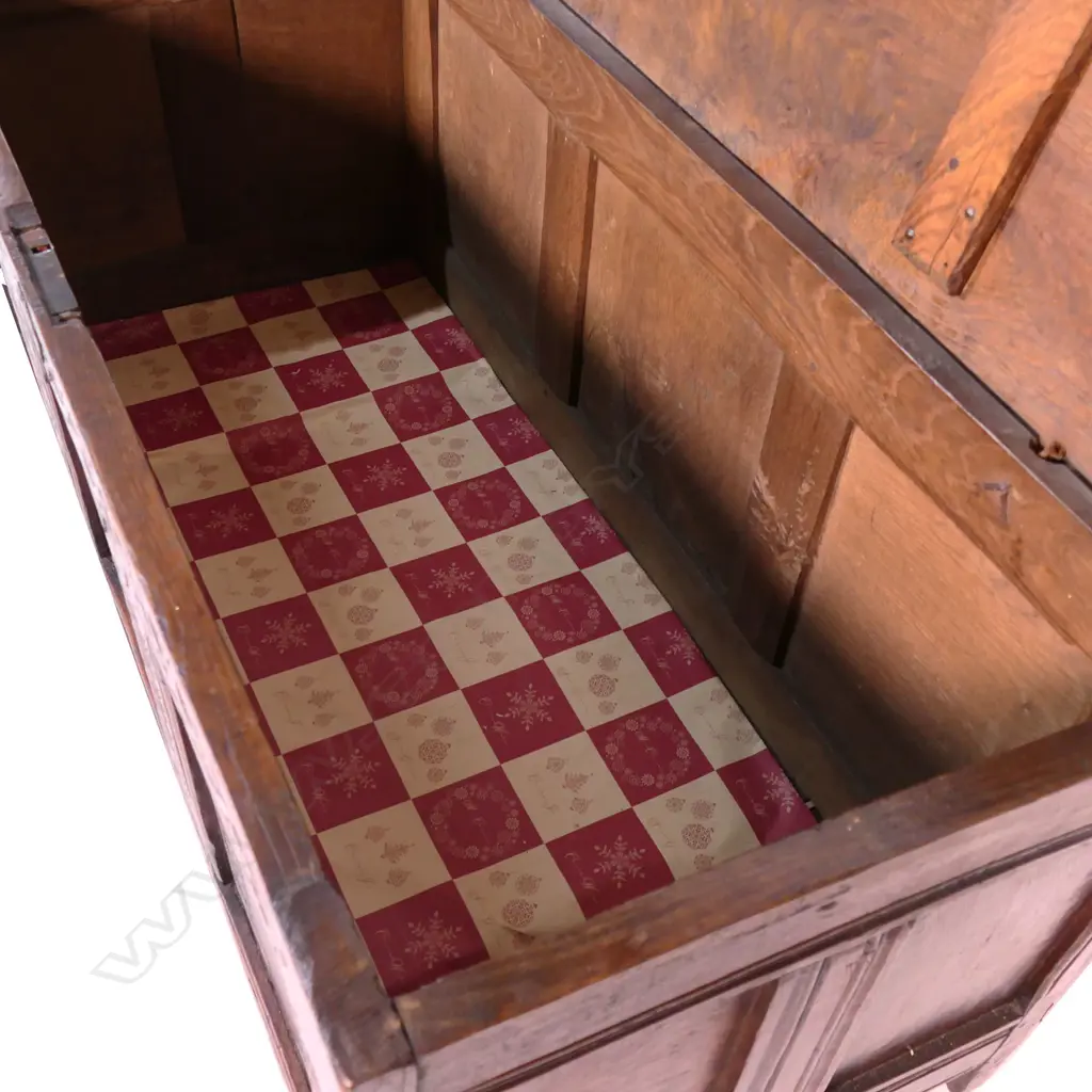An 18thC oak coffer, Image 1++