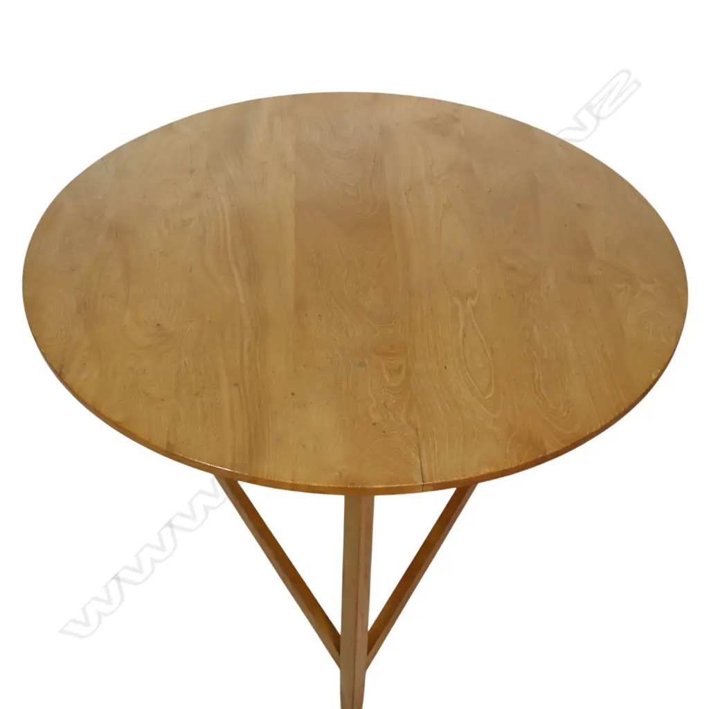 A Sefton Powrie large pale elm cricket table and four chairs, Image 1++