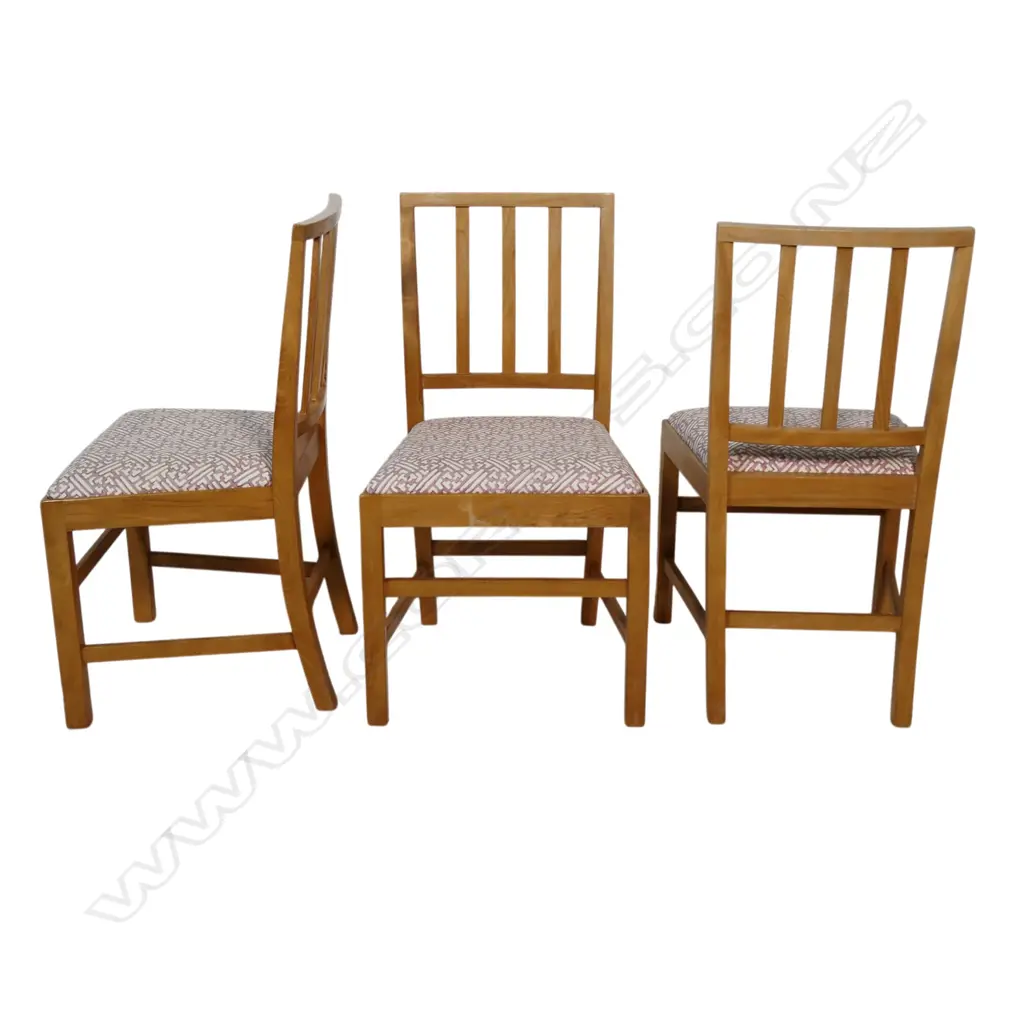 A Sefton Powrie large pale elm cricket table and four chairs, Image 1++