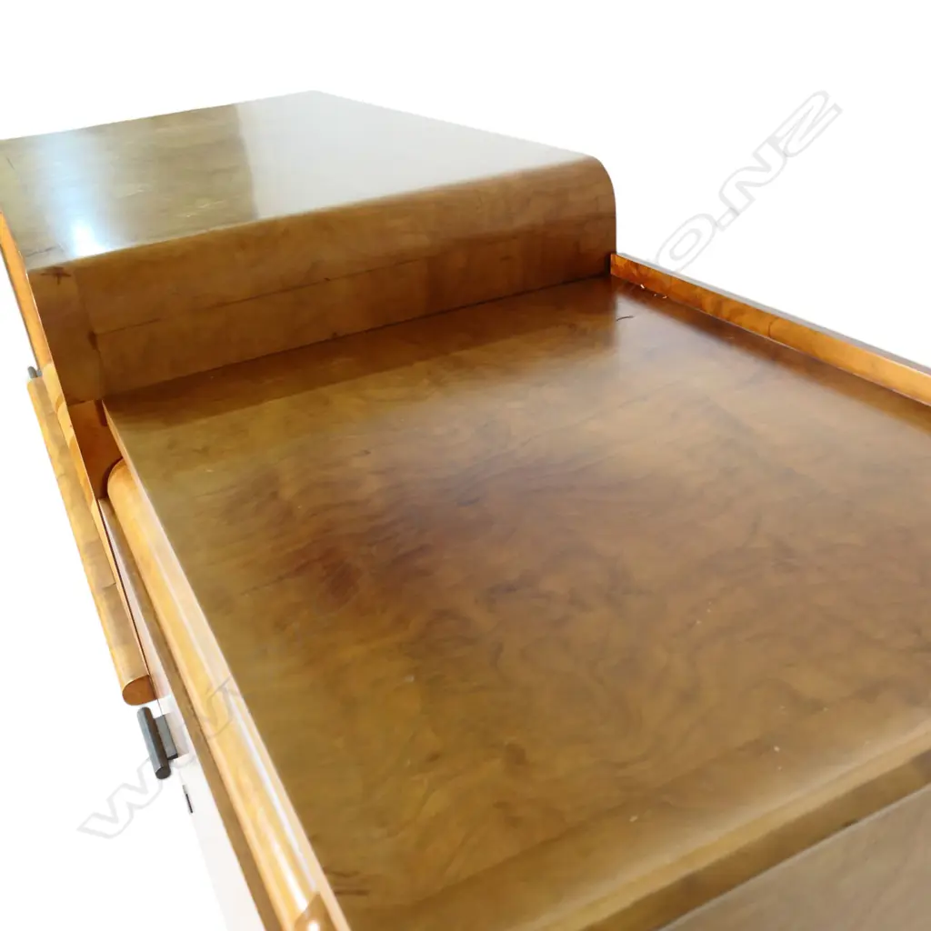 An impressive walnut Art Deco sideboard, Image 1++