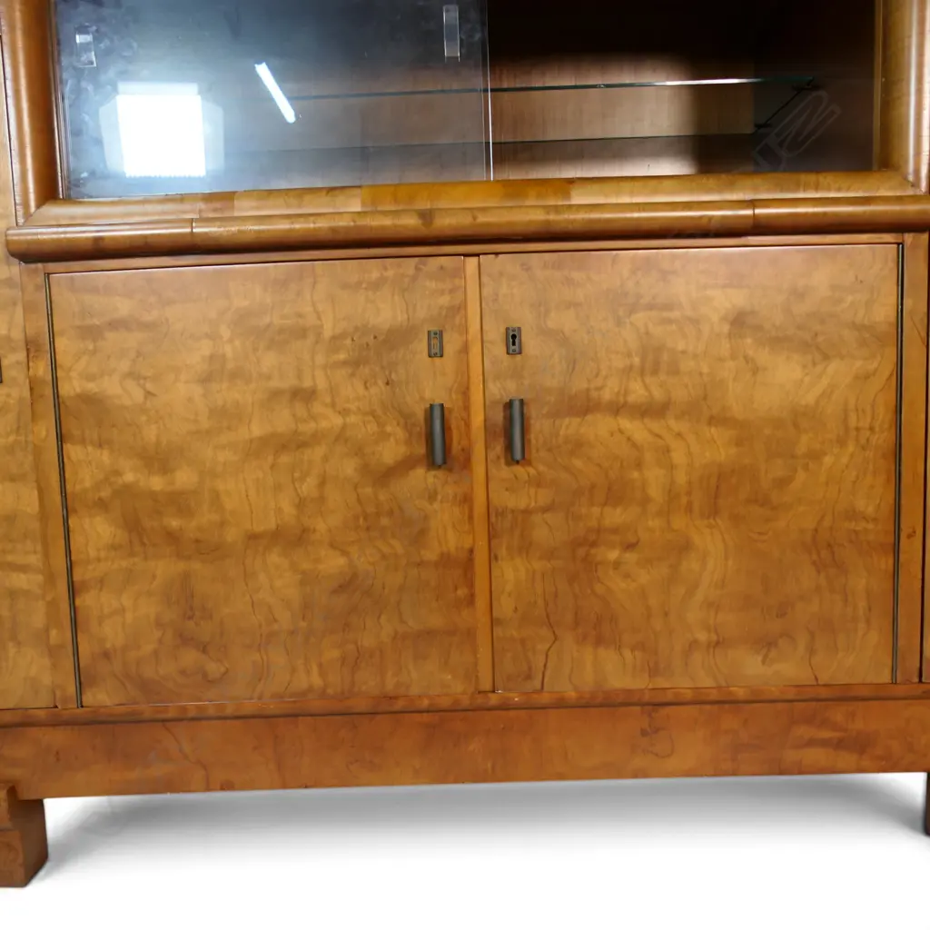 An impressive walnut Art Deco sideboard, Image 1++