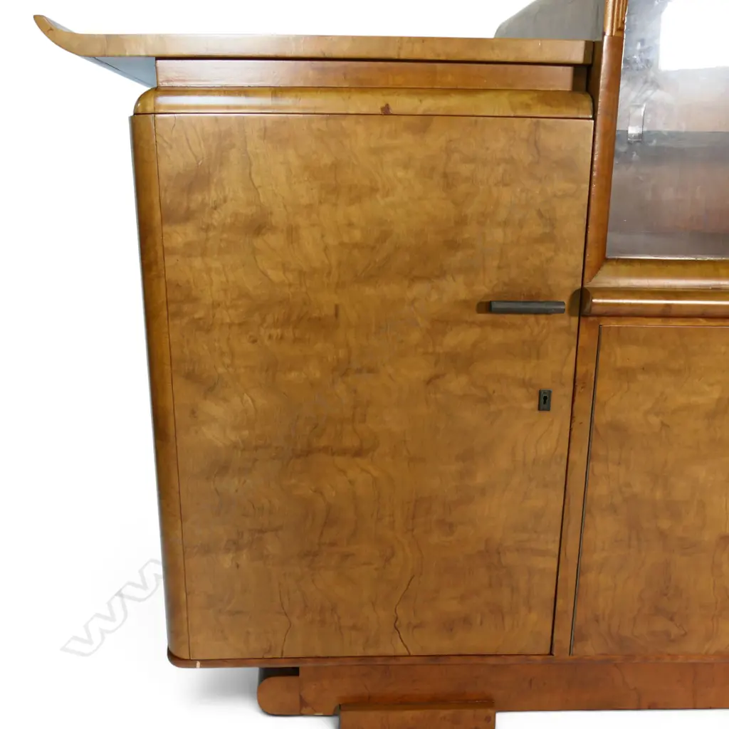 An impressive walnut Art Deco sideboard, Image 1++